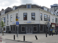 908767 Gezicht op het winkelhoekpand Damstraat 33 te Utrecht, met op de voorgrond de Kanaalstraat.N.B. bouwjaar: 1900 ...